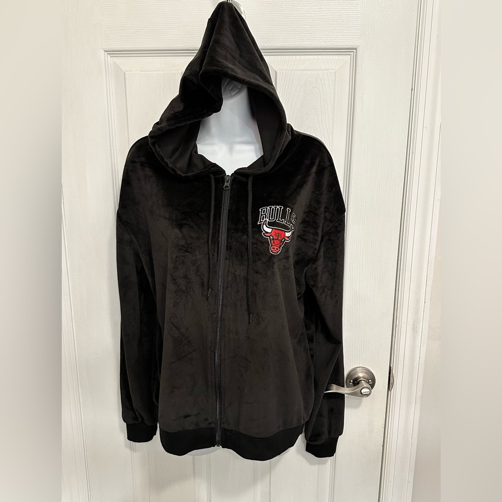 NWT CHICAGO BULLS Officially Licensed Womens Black Velvet Zip Hoodie Size Small
